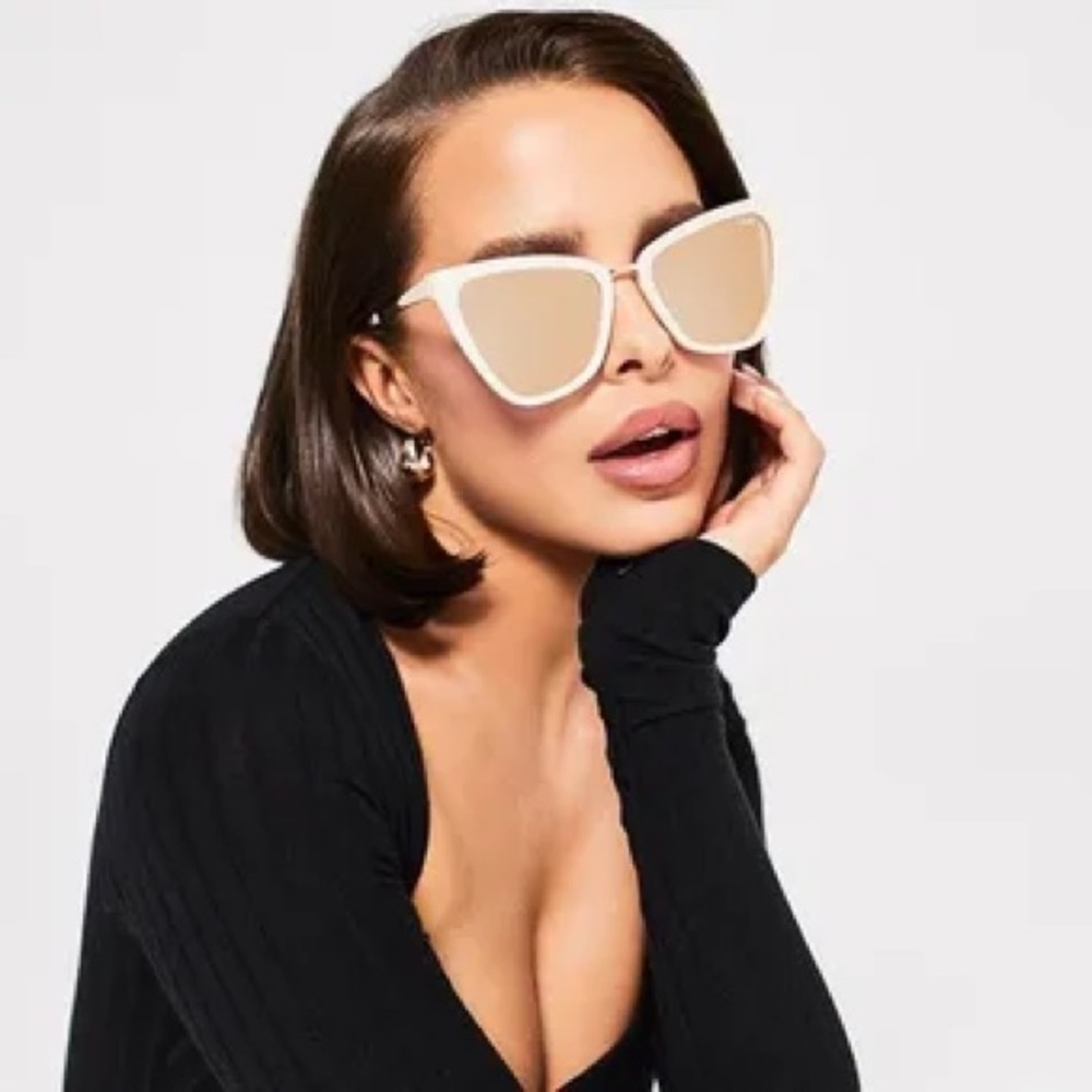 NEW Reina x JLO Quays! Gorgeous cat-eye style with pink lens!